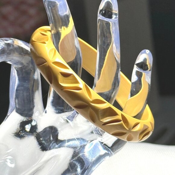 Vintage Bakelite Carved Yellow Bangle Bracelet Retro Jewelry Classic Art Deco - Picture 2 of 11